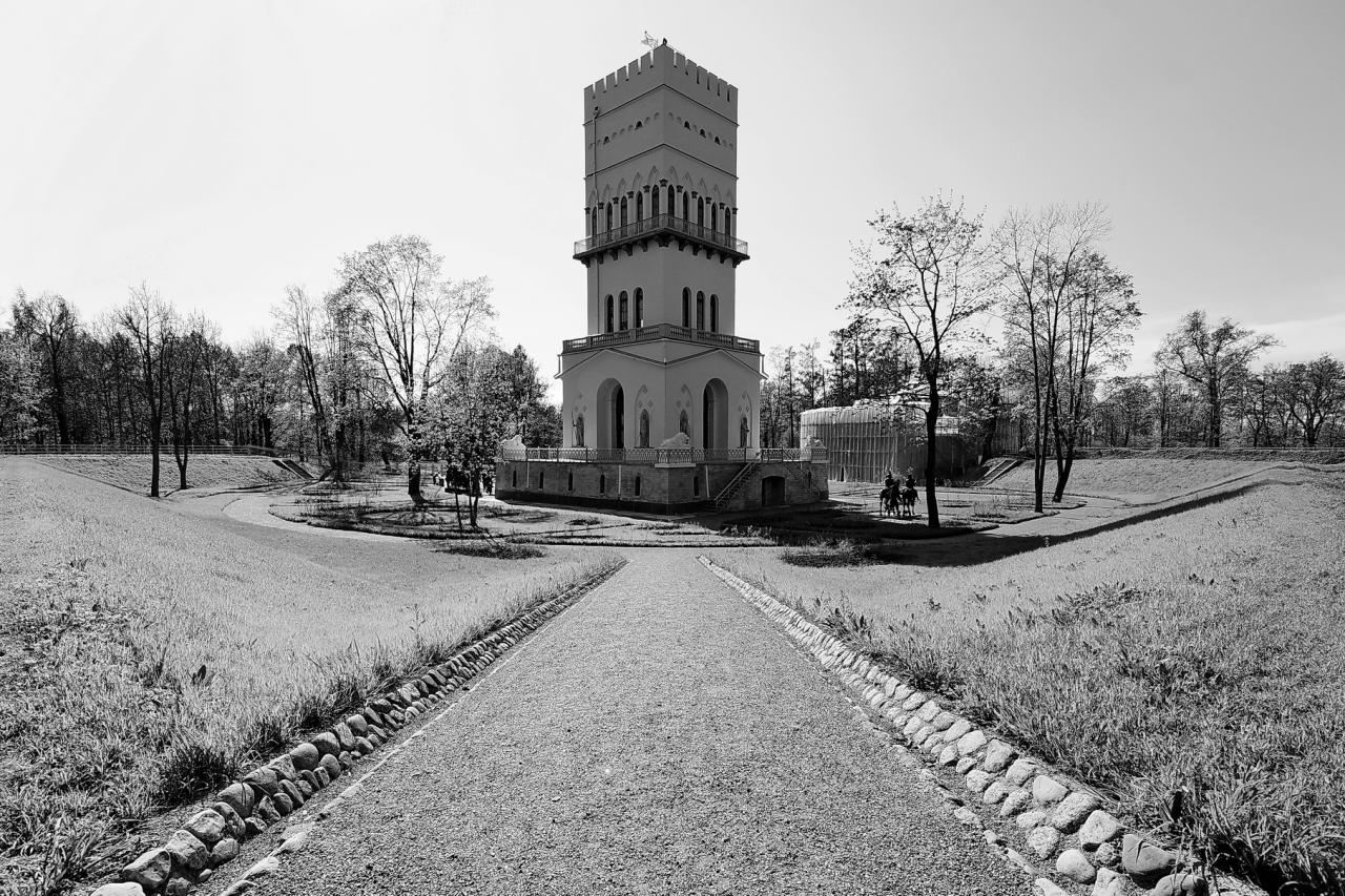 белая башня в пушкине